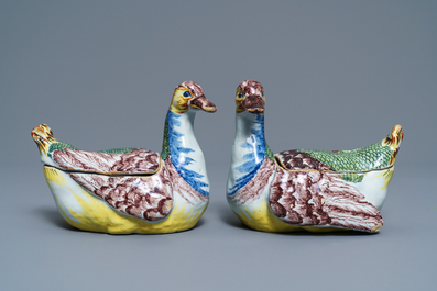 Une paire de terrines en forme de canards en fa&iuml;ence de Delft polychrome, 18&egrave;me