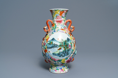 Un vase en porcelaine de Chine famille rose &agrave; d&eacute;cor millefleurs, marque de Qianlong, R&eacute;publique, 20&egrave;me