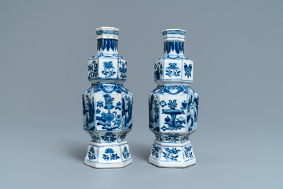 Een paar hexagonale Chinese blauw-witte vazen, Kangxi