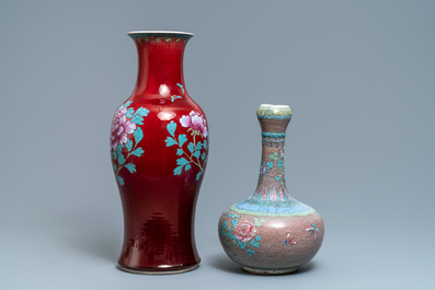 Deux vases en porcelaine de Chine monochrome sang de boeuf et flamb&eacute; &agrave; d&eacute;cor &eacute;maill&eacute;, 19&egrave;me