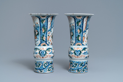 Een paar polychrome Delftse chinoiserie vazen, 17/18e eeuw