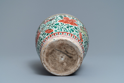 Un vase en porcelaine de Chine wucai &agrave; d&eacute;cor de lions bouddhistes, &eacute;poque Transition