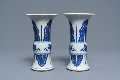 Une paire de vases de forme 'gu' en porcelaine de Chine bleu et blanc, Kangxi