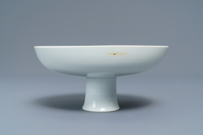 Un bol sur piedouche en porcelaine de Chine blanc monochrome, marque et &eacute;poque de Qianlong