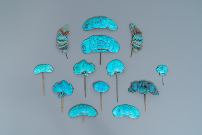 A Chinese kingfisher feather tiara and 13 hairpins, 19/20th C.