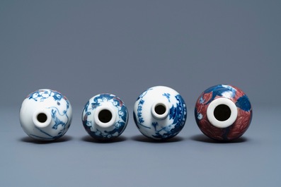 Quatre tabati&egrave;res en porcelaine de Chine bleu, blanc et rouge, 19/20&egrave;me
