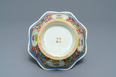 Un bol en porcelaine de Chine famille rose Bencharong pour le march&eacute; thai, marque de Yongzheng, 19/20&egrave;me