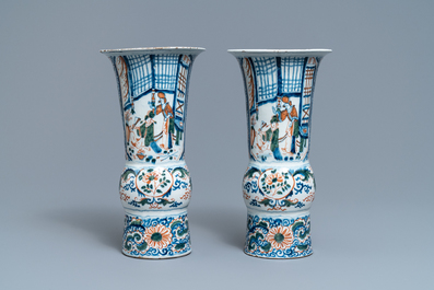 Une paire de vases en fa&iuml;ence de Delft polychrome &agrave; d&eacute;cor de chinoiserie, 18&egrave;me