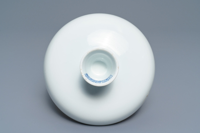Een keizerlijke Chinese monochroom witte stem cup, Qianlong merk en periode