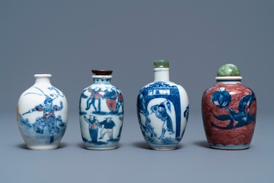 Quatre tabati&egrave;res en porcelaine de Chine bleu, blanc et rouge, 19/20&egrave;me