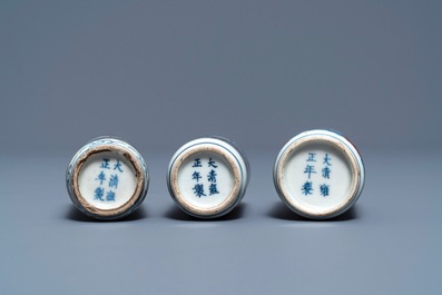 Trois tabati&egrave;res en porcelaine de Chine bleu, blanc et rouge, marques de Yongzheng, 19&egrave;me