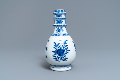 Un vase en porcelaine de Chine bleu et blanc, marque de Kangxi, 19&egrave;me