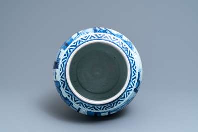 Un grand vase en porcelaine de Chine bleu et blanc, &eacute;poque Transition