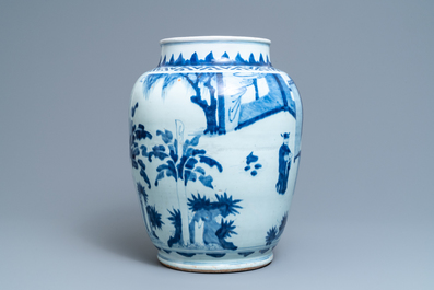 Een grote Chinese blauw-witte vaas met figuratief decor, Transitie periode