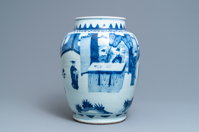 Un grand vase en porcelaine de Chine bleu et blanc, &eacute;poque Transition