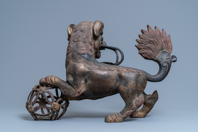 Une paire de grands mod&egrave;les de lions bouddhistes en bronze dor&eacute; et laqu&eacute;, Chine, 19&egrave;me