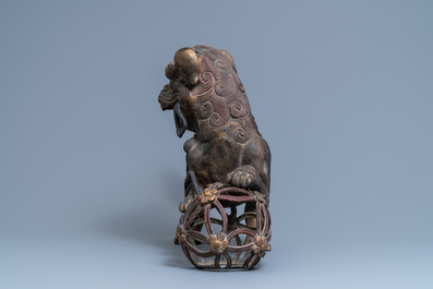 Een paar grote Chinese gelakte en verguld bronzen Boeddhistische leeuwen, 19e eeuw
