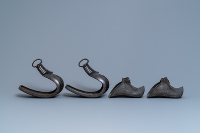 Vijf paar Chinese en Japanse bronzen stijgbeugels, 18/19e eeuw