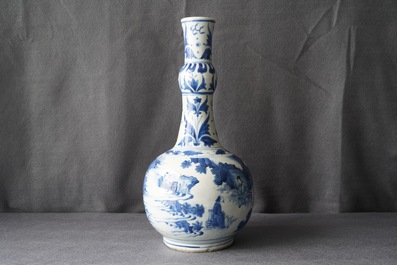 Een Chinese blauw-witte flesvormige vaas met figuratief decor rondom, Transitie periode
