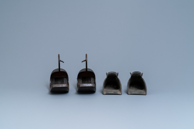 Cinq paires d'&eacute;triers en bronze, Chine et Japon, 18/19&egrave;me