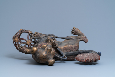 Een paar grote Chinese gelakte en verguld bronzen Boeddhistische leeuwen, 19e eeuw