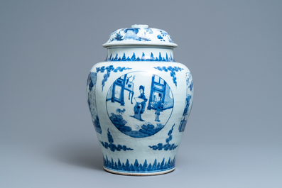 Un vase couvert en porcelaine de Chine bleu et blanc aux panneaux figuratives, &eacute;poque Transition