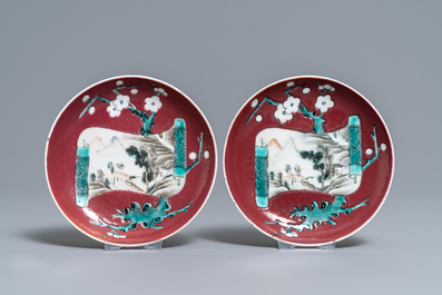 Une th&eacute;i&egrave;re, trois tasses et deux soucoupes en porcelaine de Chine &agrave; fond rouge rubis, Yongzheng