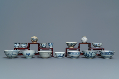 35 pi&egrave;ces en porcelaine de Chine bleu et blanc d'&eacute;paves divers, Ming et apr&egrave;s