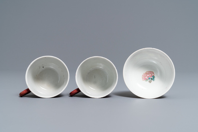 Une th&eacute;i&egrave;re, trois tasses et deux soucoupes en porcelaine de Chine &agrave; fond rouge rubis, Yongzheng
