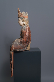 Een Chinese beschilderde houten figuur van een Bodhisattva, 18/19e eeuw