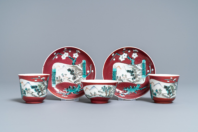 Une th&eacute;i&egrave;re, trois tasses et deux soucoupes en porcelaine de Chine &agrave; fond rouge rubis, Yongzheng