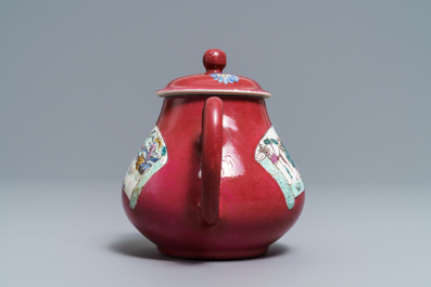 Une th&eacute;i&egrave;re, trois tasses et deux soucoupes en porcelaine de Chine &agrave; fond rouge rubis, Yongzheng