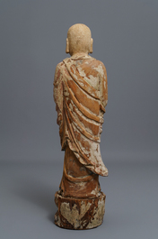 Een Chinese beschilderde houten figuur van een Boeddhistische monnik, 19e eeuw