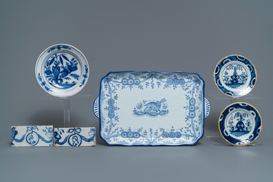 Een gevarieerde collectie blauw-wit Delfts en ander aardewerk, 18e eeuw en later
