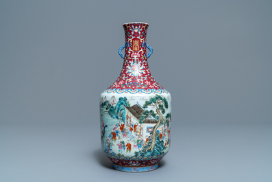 Een keizerlijke Chinese famille rose 'drakenboot festival' vaas, Jiaqing merk en periode