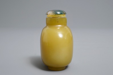 Een Chinese snuiffles in gele jade, 18e eeuw