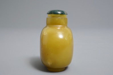 A Chinese yellow jade snuff bottle, 18th C.