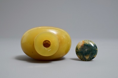 A Chinese yellow jade snuff bottle, 18th C.