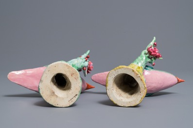 Une paire de mod&egrave;les d'&eacute;tourneaux branch&eacute;s en porcelaine de Chine famille rose, Qianlong