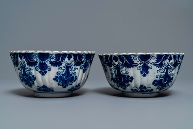 Une paire de bols c&ocirc;tel&eacute;s en fa&iuml;ence de Delft bleu et blanc, 18&egrave;me