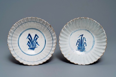 Une paire de bols c&ocirc;tel&eacute;s en fa&iuml;ence de Delft bleu et blanc, 18&egrave;me