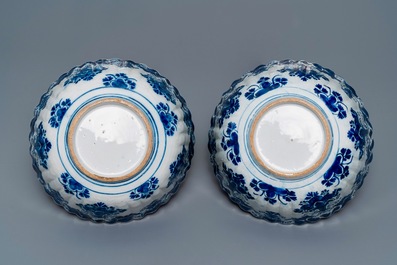 Een paar blauw-witte Delftse geribde kommen, 18e eeuw