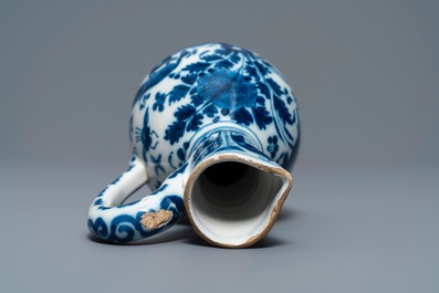 Drie blauw-witte Delftse vaasjes en een chinoiserie kan, 17/18e eeuw