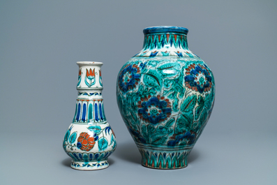 Deux vases de style Iznik en fa&iuml;ence de Delft, Porceleyne Fles, 1&egrave;re moiti&eacute; du 20&egrave;me