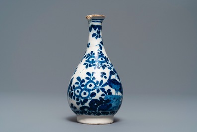 Drie blauw-witte Delftse vaasjes en een chinoiserie kan, 17/18e eeuw