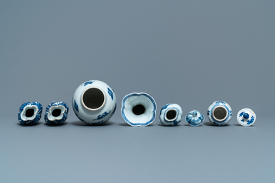 Douze petits vases en porcelaine de Chine bleu et blanc, Kangxi