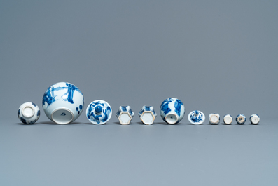 Neuf petits vases en porcelaine de Chine bleu et blanc &agrave; d&eacute;cor de longues dames, Kangxi