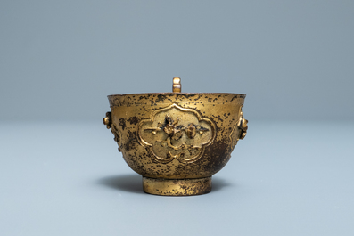 Een Chinese verguld bronzen rituele kop met oor, Ming