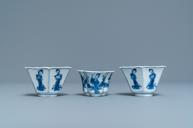 Trois tasses et soucoupes en porcelaine de Chine bleu et blanc, marques de hall et de Chenghua, Kangxi
