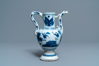 Une verseuse en porcelaine de Chine bleu et blanc &agrave; d&eacute;cor de gar&ccedil;ons jouants, Wanli